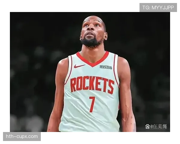 得分手杜兰特挡拆单打拉开空间，库里无球互补