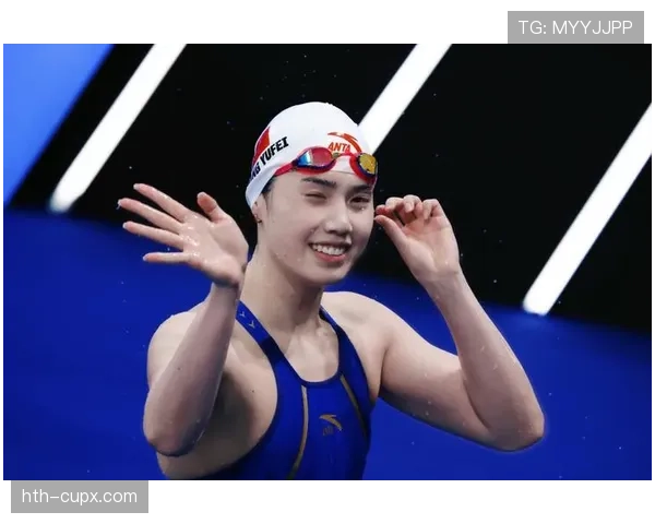 张雨霏泳池边拿香槟喝，隔壁泳道都懵了这是比赛现场？